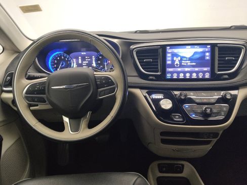 Used 2018 Chrysler Pacifica Limited FWD image 22