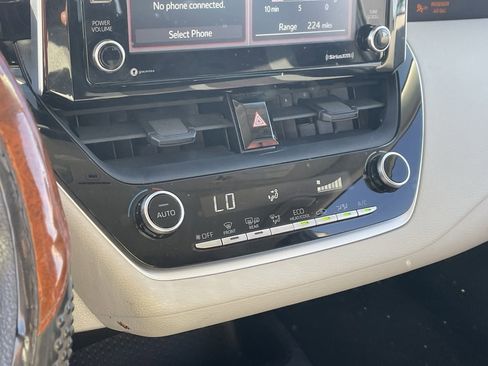 Used 2021 Toyota Corolla LE image 6