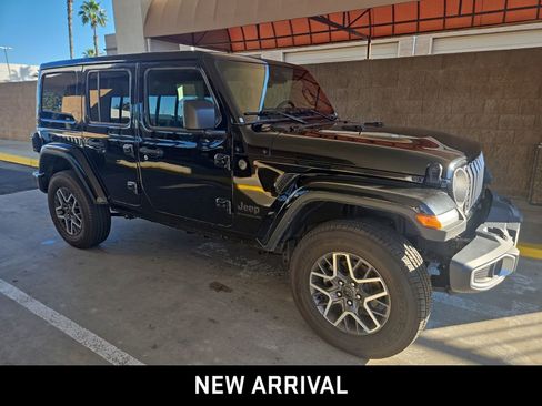Used 2025 Jeep Wrangler Sahara image 7
