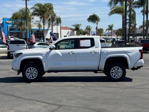 Used 2025 Toyota Tacoma SR5 AWD/4WD image 9