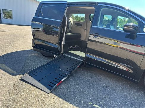 Used 2023 Chrysler Pacifica Touring-L FWD image 24