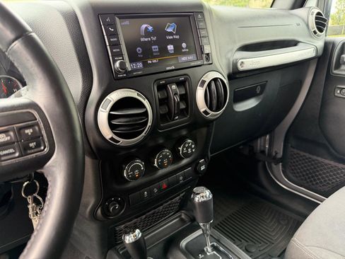 Used 2018 Jeep Wrangler Unlimited Rubicon w/ Connectivity Group AWD/4WD image 18
