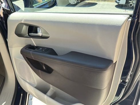 Used 2017 Chrysler Pacifica Touring-L FWD image 23