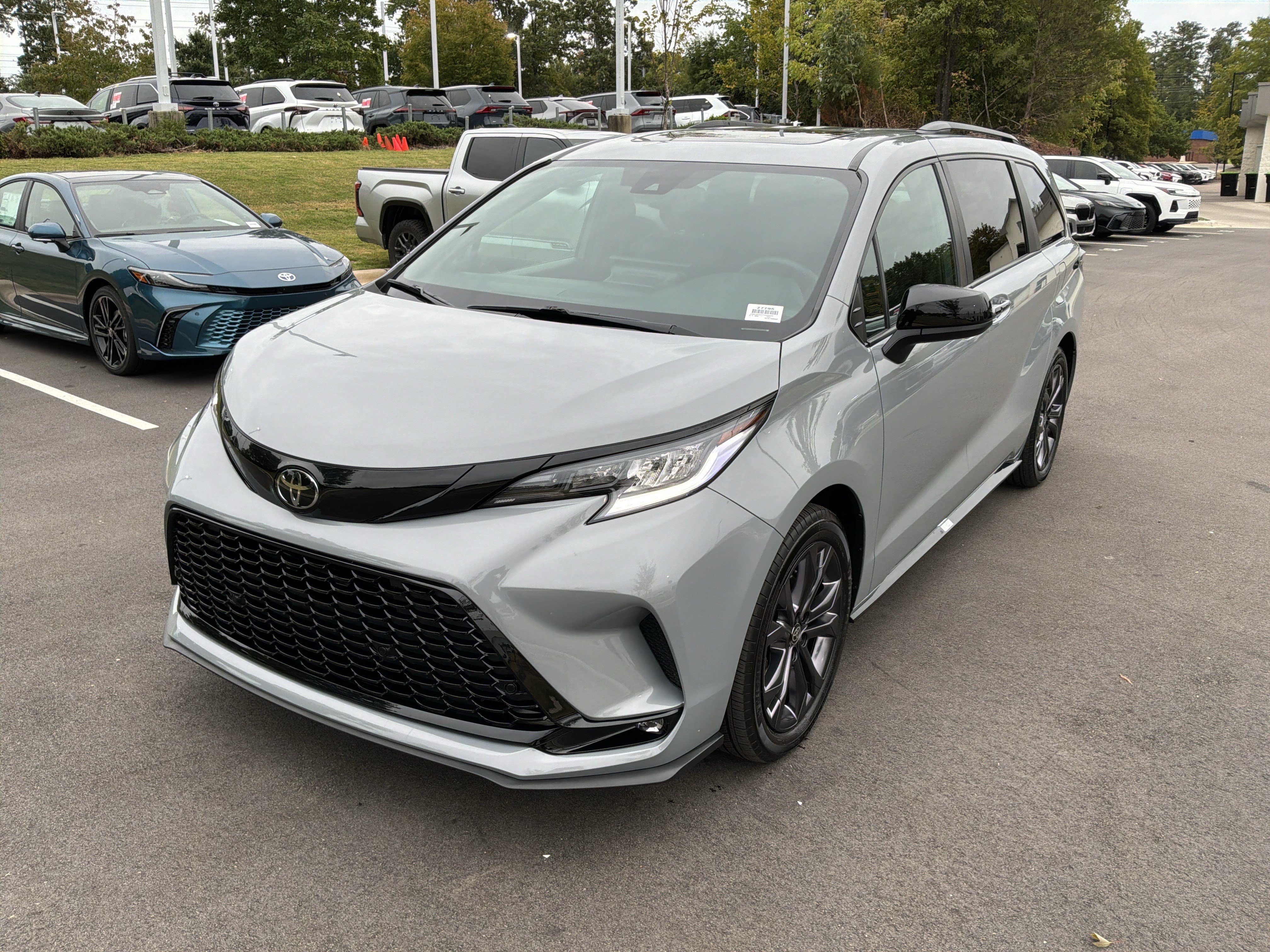 Used 2026 Toyota Sienna XSE FWD image 5
