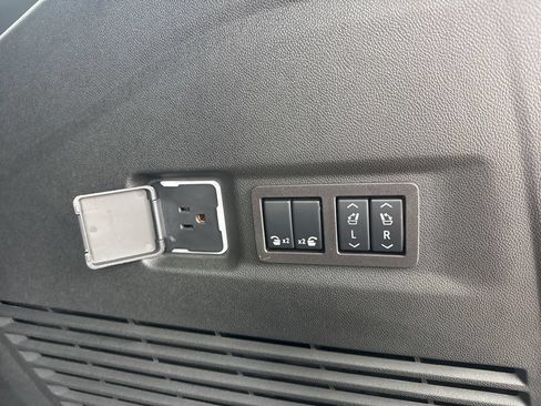 Used 2024 GMC Yukon XL Denali Ultimate w/ LPO, Illumination Package AWD/4WD image 41