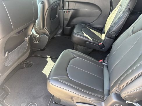 New 2027 Chrysler Pacifica Select FWD image 18
