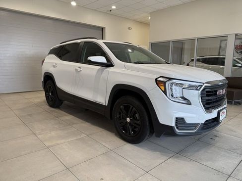 Used 2023 GMC Terrain SLE w/ Driver Convenience Package image 3