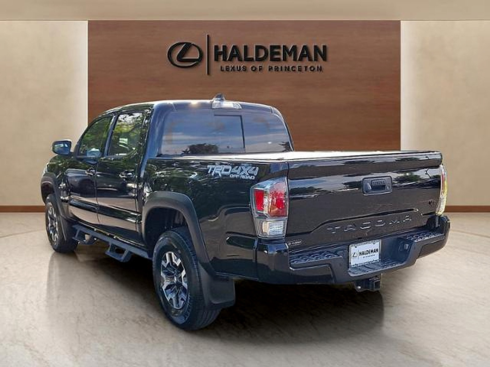 Used 2021 Toyota Tacoma TRD Off-Road w/ TRD Premium Off Road Package AWD/4WD image 4