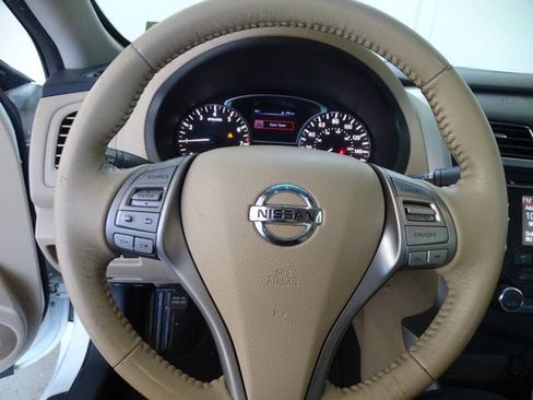Used 2015 Nissan Altima 2.5 SV w/ Convenience Package FWD image 6