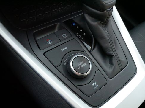 Certified 2025 Toyota RAV4 XLE image 27