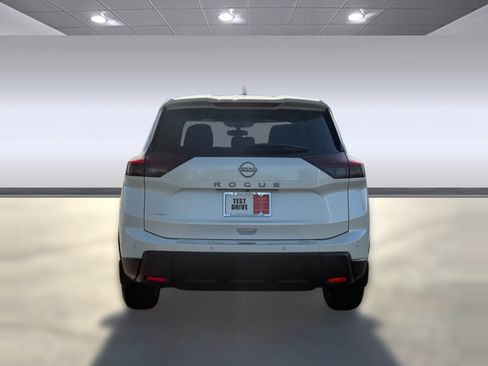 Certified 2026 Nissan Rogue SV FWD image 13