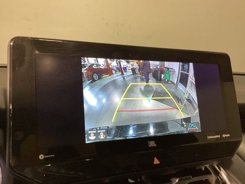 Used 2021 Toyota Venza XLE image 15