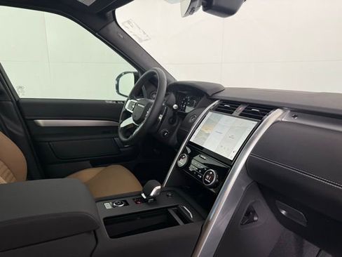 Used 2025 Land Rover Discovery Dynamic SE image 40