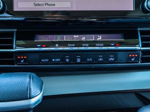 Used 2023 Toyota Sienna XLE image 11