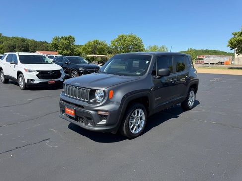 Used 2023 Jeep Renegade Latitude AWD/4WD image 7