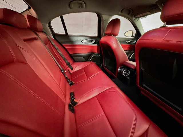 Used 2018 Alfa Romeo Giulia RWD image 24