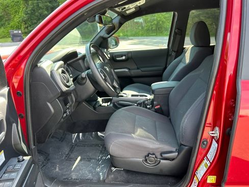 Used 2019 Toyota Tacoma TRD Off-Road AWD/4WD image 9