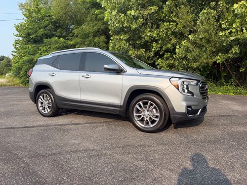 Used 2024 GMC Terrain SLT AWD/4WD image 2