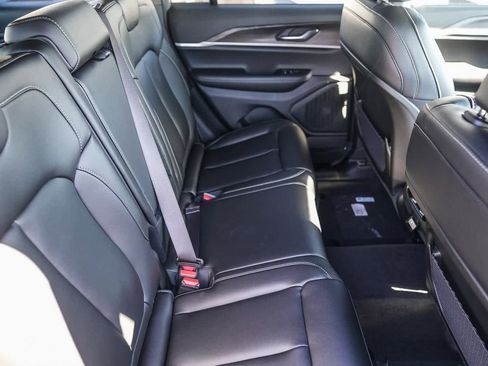 New 2025 Jeep Grand Cherokee Limited image 18