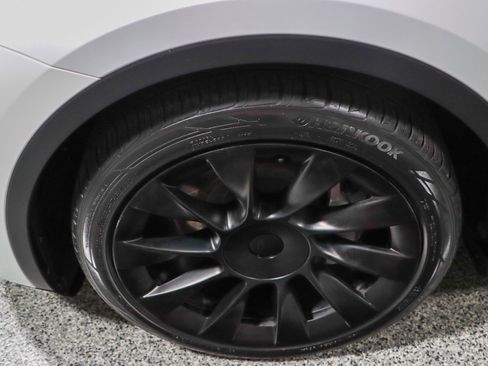 Used 2021 Tesla Model Y Long Range AWD/4WD image 11