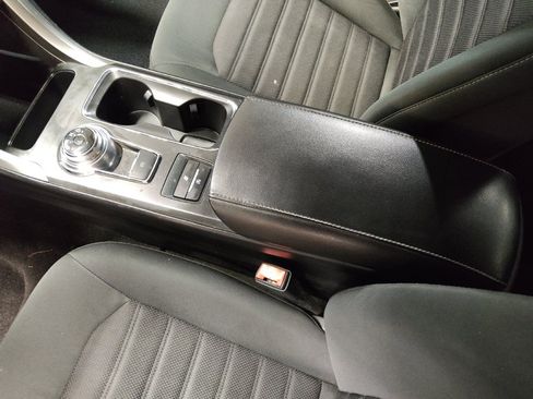 Used 2020 Ford Fusion SE FWD image 26