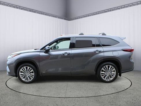 Used 2024 Toyota Highlander Platinum AWD/4WD image 5