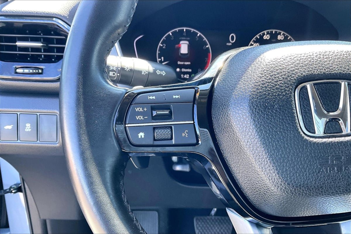Used 2023 Honda Pilot Touring image 16