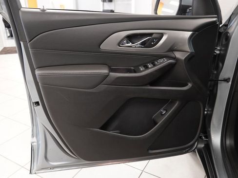 Used 2023 Chevrolet Traverse LT image 17