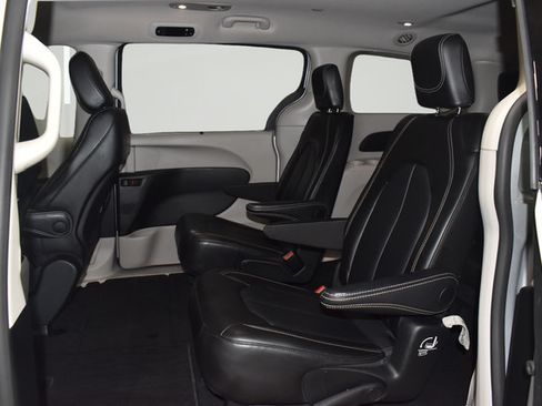 Certified 2024 Chrysler Pacifica Touring-L FWD image 10