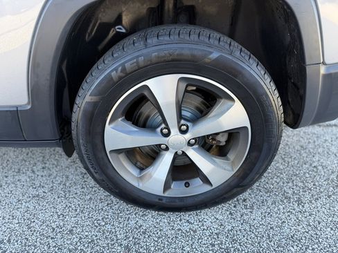 Used 2020 Jeep Cherokee Limited image 28