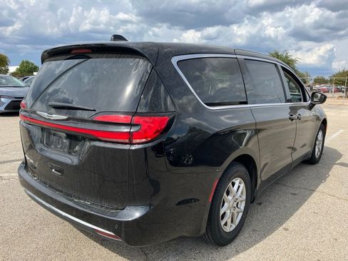 Used 2024 Chrysler Pacifica Touring-L FWD image 4