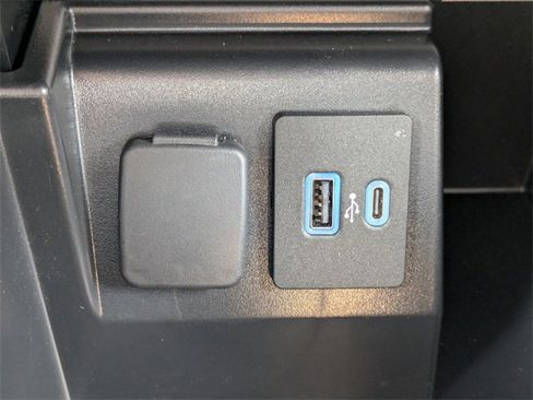 Used 2022 Ford Explorer Platinum w/ Technology Package image 27