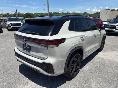 Certified 2025 Volkswagen Tiguan SE R-Line AWD/4WD image 5
