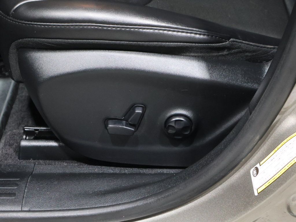 Used 2019 Jeep Cherokee Trailhawk w/ Cold Weather Group AWD/4WD image 12