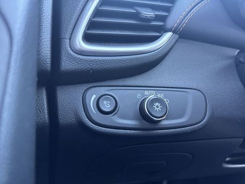 Certified 2022 Chevrolet Trax LT w/ LT Convenience Package image 18