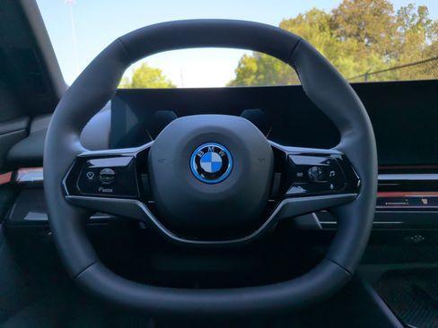 Used 2026 BMW i5 eDrive40 w/ Premium Package RWD image 23