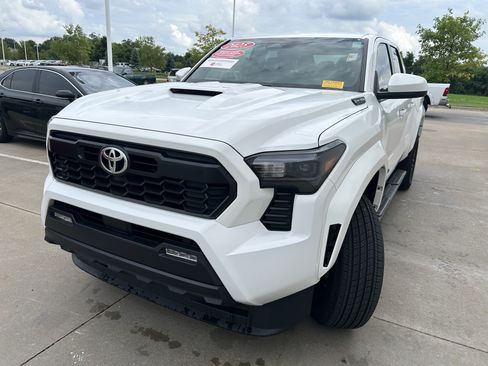 Certified 2025 Toyota Tacoma TRD Sport AWD/4WD image 4