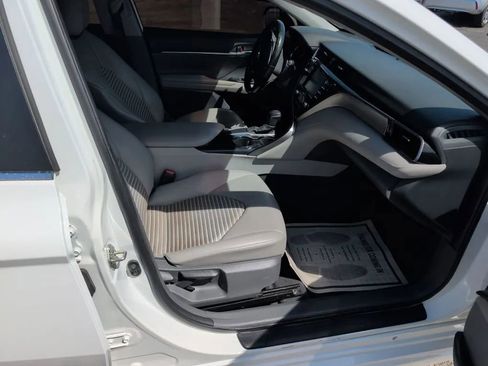 Used 2020 Toyota Camry SE w/ Convenience Package image 18