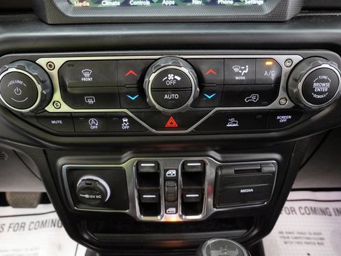 Used 2022 Jeep Wrangler Unlimited Sahara AWD/4WD image 27