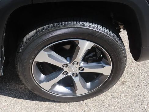 Used 2023 Jeep Grand Cherokee Limited w/ Luxury Tech Group II AWD/4WD image 17