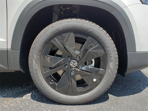 New 2025 Volkswagen Taos SE image 12
