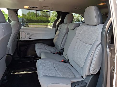 Used 2025 Toyota Sienna LE FWD image 11