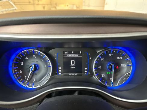 Used 2019 Chrysler Pacifica Touring-L FWD image 19