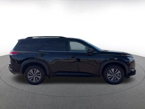 Used 2025 Nissan Pathfinder SV image 16