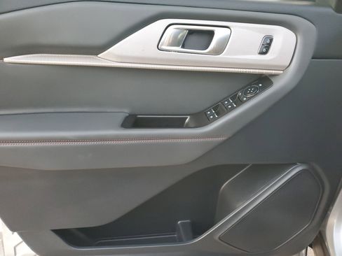 Used 2025 Ford Explorer Active image 28