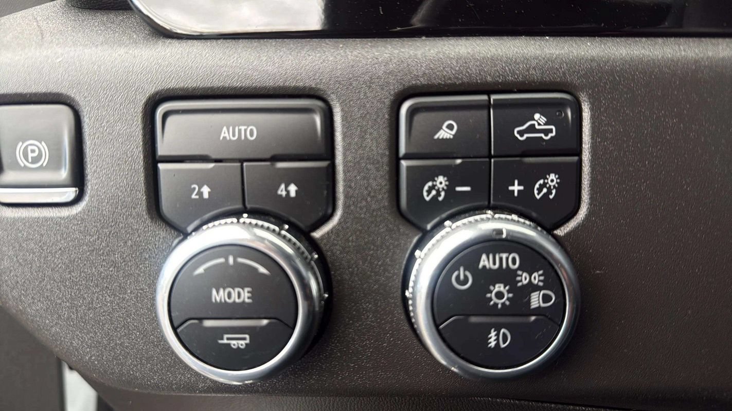 Used 2025 GMC Sierra 1500 SLT AWD/4WD image 12
