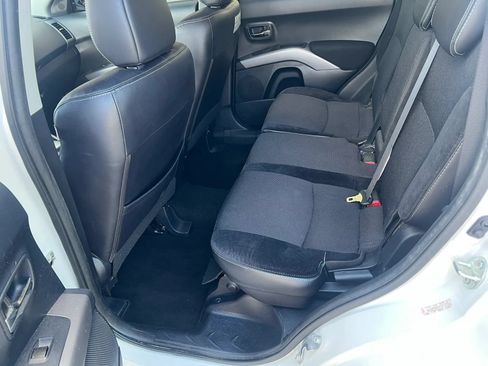 Used 2010 Mitsubishi Outlander SE FWD image 11