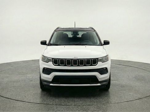 Used 2025 Jeep Compass Limited AWD/4WD image 2