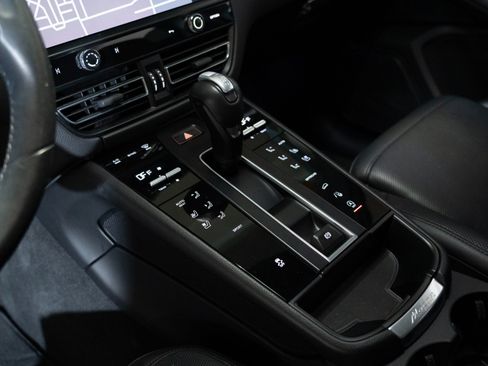 Certified 2023 Porsche Macan AWD/4WD image 21