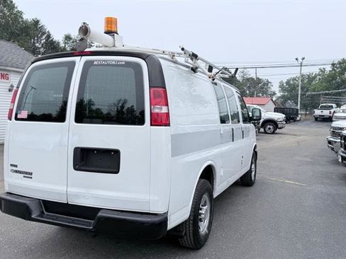Used 2011 Chevrolet Express 2500 RWD image 3